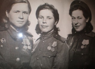 Анна Чекрыгина, Вера Сафронова и Нина Муравецкая (санитарки). 1945 год, Прага