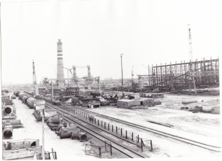 Монтаж цехов электросталеплавильного-2 (справа) и металлизации ОЭМК. 1985 г. ГАНИБО. Ф. 2080, Оп. 9, Д. 119