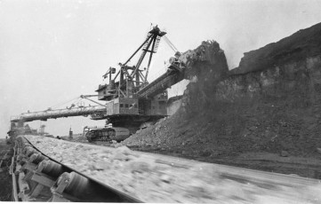 Мощная техника работает на КМА.Роторный комплекс на вскрыше стойленского рудника. 1971 г. ГАНИБО. Ф. 2080, Оп. 9, Д. 109