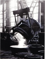 В сталеплавильном цехе. Фото А. Худасова. ГАНИБО. Ф. 2080, Оп. 8, Д. 2